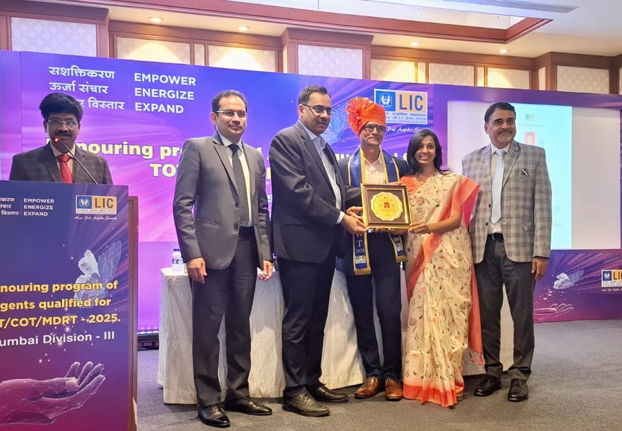 Family protected under an umbrella shield – best insurance and mutual funds advisor in Mumbai
